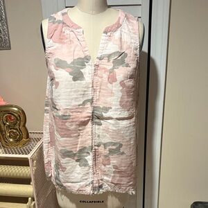 EUC Mystree pink camo patterned top with split neck